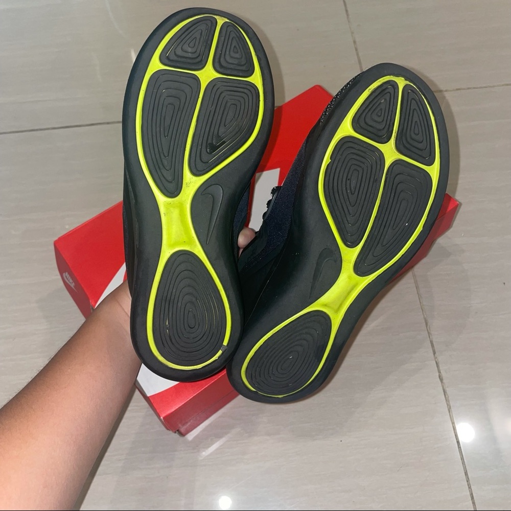 Nike Women Lunacharge Essential Sneakers - Picture 4 of 5